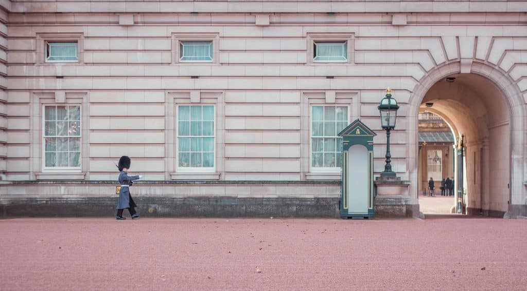 Royal Guard Patrolling Buckingham Palace, Londen, England