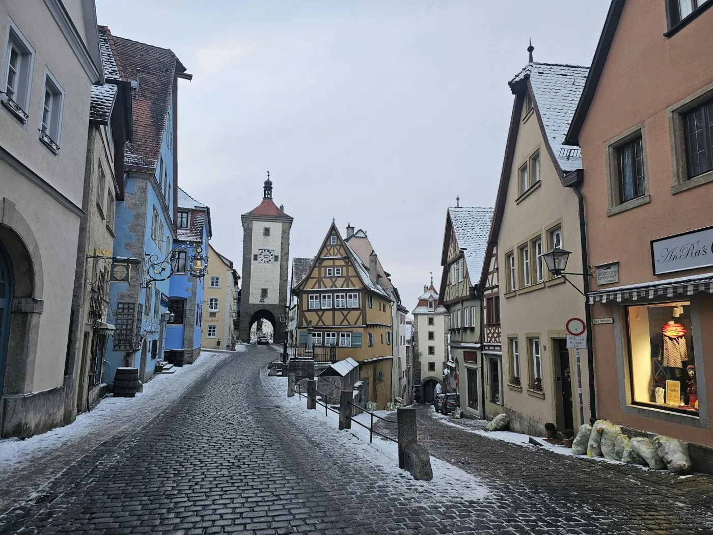 Snow-covered cobbled street and half-timbered houses at the Plonlein in Rothenburg ob der Tauber
