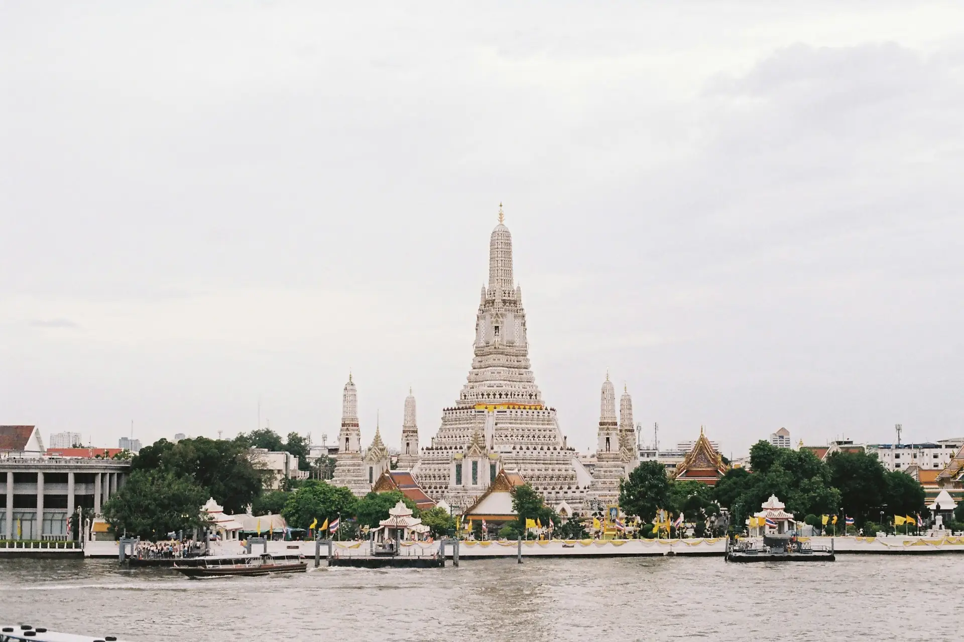 Morning at the temples of Bangkok on the Chao Phraya